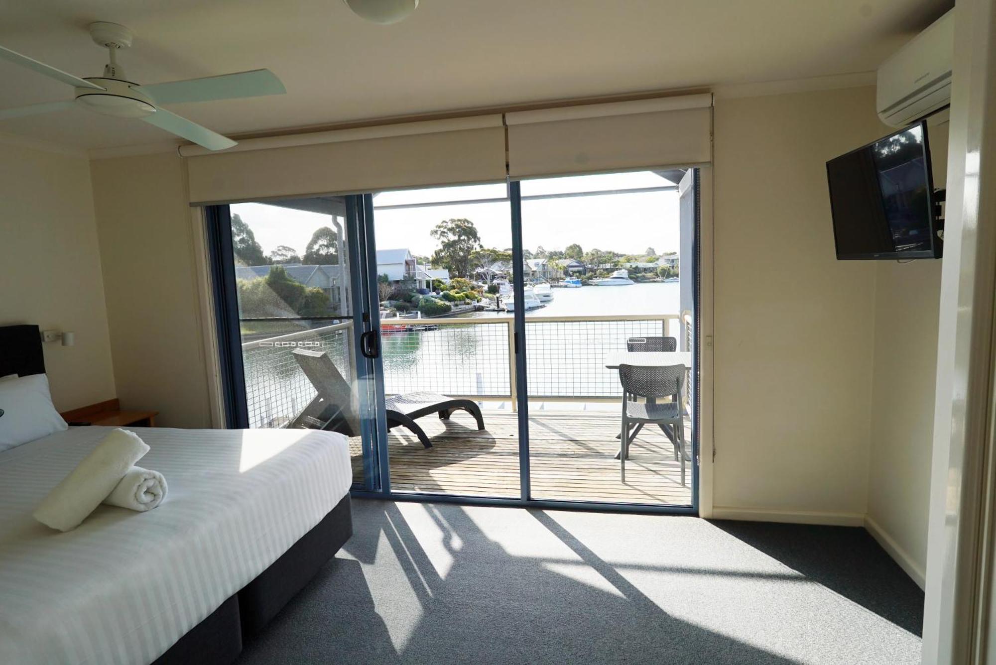 Captains Cove Resort - Waterfront Apartments Paynesville Exterior foto